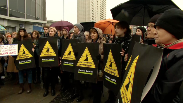 Czarny Protest. Z parasolkami przy przejściach podziemnych