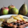 Gofry z komosy ryżowej z duszonym jabłkiem i gruszką